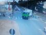 Coletores de lixo viram motociclista atingir caminhão e morrer na Tamandaré (vídeo)