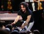 Brasileira cai em golpe de R$ 880 mil após pensar que namorava o músico grego Yanni