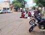 Mulher passa mal, esbarra em carro e é socorrida no centro de Campo Grande (vídeo)