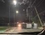Motorista bêbado tomba caminhonete após bater em poste e em carro estacionado (vídeo)