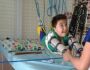 Família pede ajuda para continuar tratamento de criança contra paralisia