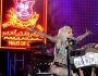 Lady Gaga leva banho de vômito em show e critica a indústria da música
