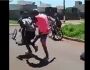 Vídeo: adolescente de 14 anos é agredido por rapazes na saída de escola em MS
