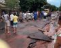 Vídeo: água da chuva arrasta carro e arranca asfalto por inteiro em cidade do MS
