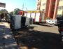 Carro tomba em acidente com três veículos na Capital