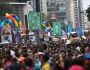 Parada gay lota ruas de SP com shows de Anitta e Pablo Vittar