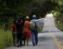 Sem passaporte, venezuelanos enfrentam caminhadas para ter refúgio