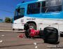 Motociclista bate em ônibus, fica desacordado e perde memória