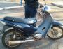 PM prende suspeito empurrando moto furtada em pátio de posto de gasolina