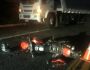 Motociclista ultrapassa caminhão, bate em em micro-ônibus e morre