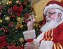 Papai Noel usa libras para se comunicar com crianças surdas