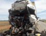 Motorista de MS morre preso às ferragens após colisão entre caminhões