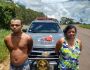 'Casal sem vergonha': dupla quase atropela policial e na fuga joga cocaína pela janela do carro