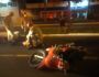 Motociclista aparentemente embriagado cai em plena via pública