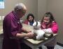 Veterinário atende gato de pelúcia "doente" de menina autista
