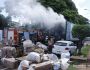 Caminhão carregado com mercadorias pega fogo e assusta moradores; prejuízo ainda é calculado