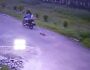 Vídeo de cachorro sendo arrastado no asfalto por moto gera revolta nas redes sociais