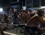 Ciclistas pedalam nus pela Avenida Paulista