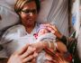 Mulher de 61 anos engravida para que filho gay possa ser pai