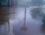 Ruas viram 'rios' e moradores vivem aflição após chuva no Tiradentes
