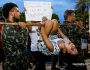 Encenação com método de tortura marca protesto contra golpe de 64 em Campo Grande