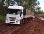 VÍDEO: caminhões afundam em rodovia que é armadilha há anos em MS