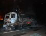 Caminhão pega fogo em rodovia e fica destruído
