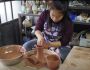 Neta de japoneses busca do outro lado do mundo as técnicas para cerâmica que hoje vende em MS
