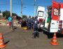 Moradores levantam veículo para retirar motociclista acidentada da pista quente na Cafezais