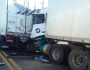 Caminhoneiro morre ao bater na traseira de outro caminhão perto de frigorífico