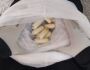 Quem tem boca: passageira engole 50 cápsulas de cocaína para levar a Roma; já defecou nove delas