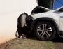 Motorista embriagado bate carro em muro; passageiro fica ferido