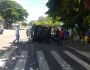 Van da Agepen tomba após batida e atinge carro e moto em Corumbá