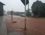 Em poucos minutos, chuva transforma rua em rio no Nova Lima