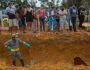 Cheiro forte e dor: famílias fazem enterro coletivo de vítimas de Coronavírus