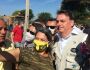 Sem máscara, Bolsonaro acompanha blitz da PRF e causa aglomerações
