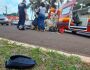 Motociclista bate em carro em rotatória e é socorrido pela mãe na Vila Morumbi