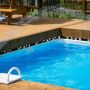 V&iacute;tima, de 57 anos, escorregou na borda da piscina e sofreu trauma na lombar e na cabe&ccedil;a