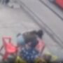 Mulher espanca criança em bar lotado 