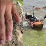 Pescador mostra dedo decepado por onça 