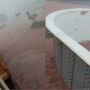 Piscina flutuou sobre a rodovia