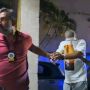 A Polícia Civil descobriu que a criança já havia sido obrigada a ingerir fezes e frequentemente era trancada sozinha em banheiros