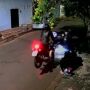 Os jovens aproveitam o role para empinar as motos