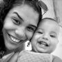 Gabrielly Simões foi encontrada de bruços em cima da cama abraçada com a filha, de 1 ano. O atirador é um sargento que tirou a própria vida