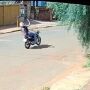 Câmera de segurança flagra vítima presa e moto destruída em batida contra carro