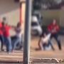A mulher seria colega de serviço dos homens e correu para dentro do restaurante para fugir do companheiro 