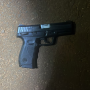 Com o jovem foram apreendidas uma arma de fogo e uma motocicleta com registro de furto