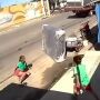 V&iacute;tima caminhava com o neto quando foi atingida. Motorista teria deixado o local sem prestar socorro