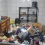 Os envolvidos teriam arrombado a porta da igreja para realizar o furto 