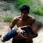 A vítima chegou a ser socorrida, mas morreu; homem diz que jogou uma mochila no menino, sem se lembrar de que havia facas dentro dela
